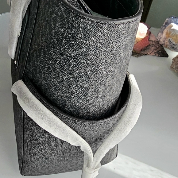 Michael Kors Voyager signature Tote Bag in black - Picture 4 of 11